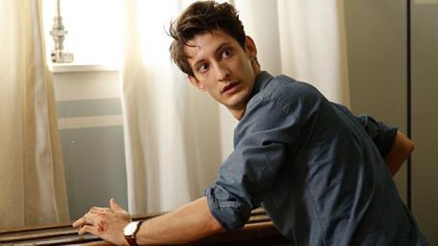 La camisa vaquera de Romain Kacew (Pierre Niney) en La promesa del amanecer