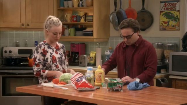 The sweater of Penny (Kaley Cuoco) in The Big Bang Theory S11E12