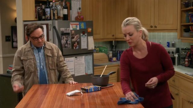 The Sweater of Penny (Kaley Cuoco) in The Big Bang Theory S11E12