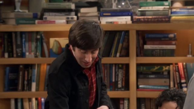 The long sleeve of Howard Wolowitz (Simon Helberg) in The Big Bang Theory S11E12