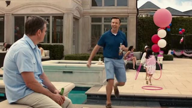 Le short bleu clair de Dave Johnson (Jason Sudeikis) dans Downsizing