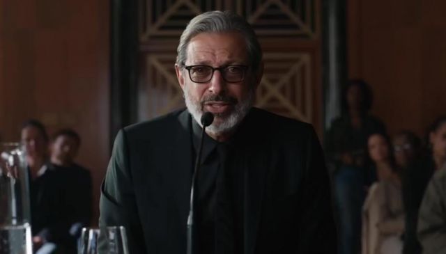 The suit jacket black of Ian Malcolm (Jeff Goldblum) in Jurassic World : The Kingdom Fallen