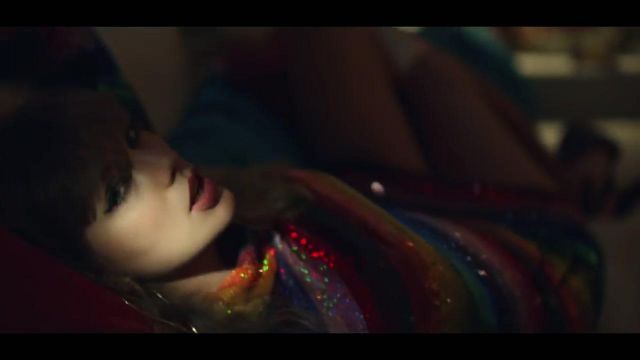 Taylor Swift Ashish arc-en-ciel la robe à paillettes comme on le voit dans son clip de Fin de Jeu ft Ed Sheeran & Avenir