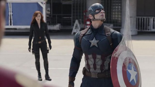 The replica of the shield of Captain America / Steve Rogers (Chris Evans) in Captain America : Civil War