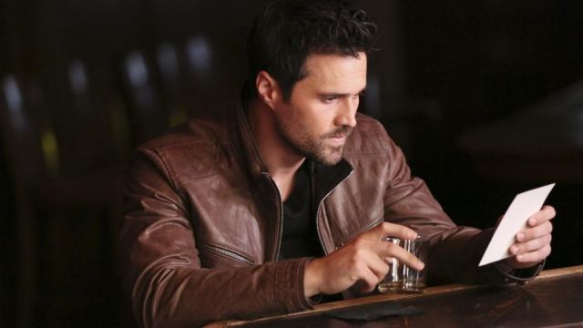 Veste en cuir portée par le Grand Ward (Brett Dalton) comme on le voit dans Mavel les Agents du S. H. I. E. L. D. S02E21