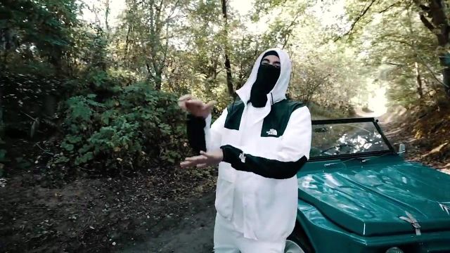 La veste blanche The North Face dans le clip Chef de Caballero & JeanJass