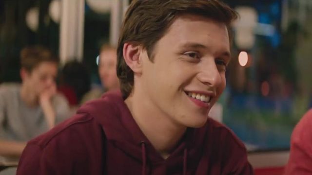 The hoody red of Simon Spier (Nick Robinson) in Love, Simon | Spotern