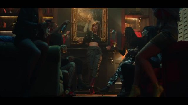Las botas Marco De Vincenzo de Taylor Swift en el video musical del juego final con Ed Sheeran y Future (en azul)