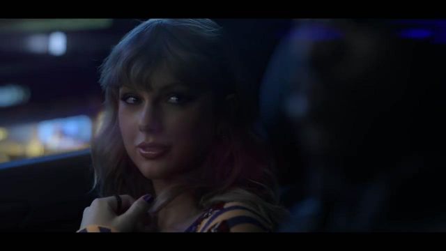 El traje a rayas de Gucci de Taylor Swift en End Game con Ed Sheeran y Future