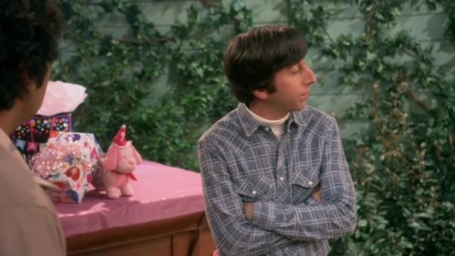 The UrbanOutfitters Shirt of Howard Wolowitz (Simon Helberg) in The Big Bang Theory S11E11