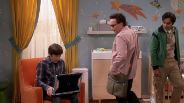 The UrbanOutfitter shirt of Howard Wolowitz (Simon Helberg) in The Big Bang Theory S11E09