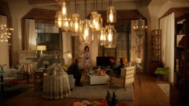 Les suspensions ampoules dans l’appartement de Kara Danvers (Melissa Benoist) dans Supergirl