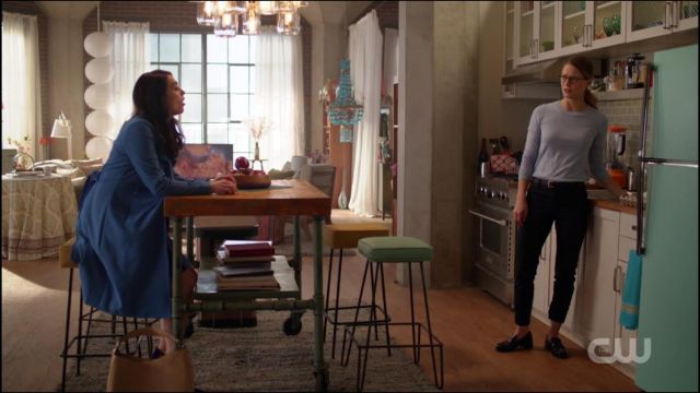 Les suspensions ampoules dans l’appartement de Kara Danvers (Melissa Benoist) dans Supergirl S02E02