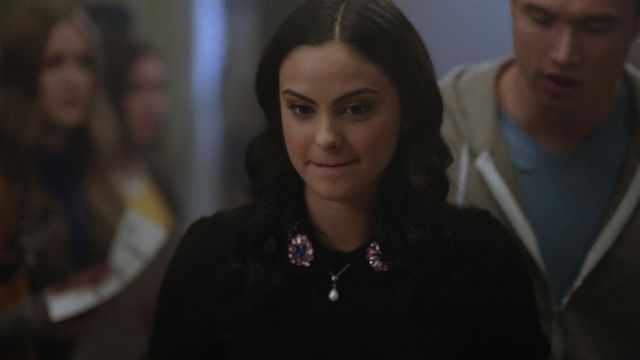 The dress at the collar of Veronica Lodge (Camila Mendes) in Riverdale S02E10