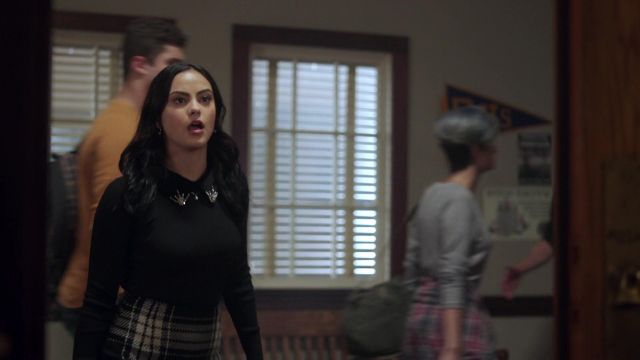 Suéter Sandro negro de Veronica Lodge (Camila Mendes) en Riverdale S02E10