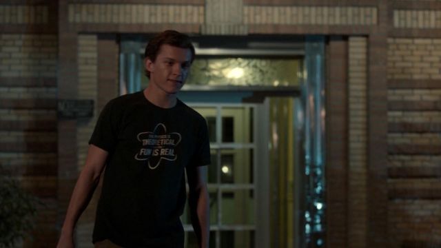 The t-shirt "The physics is theoretical but the fun is real" Peter Parker (Tom Holland) in Spider-Man : Homecoming