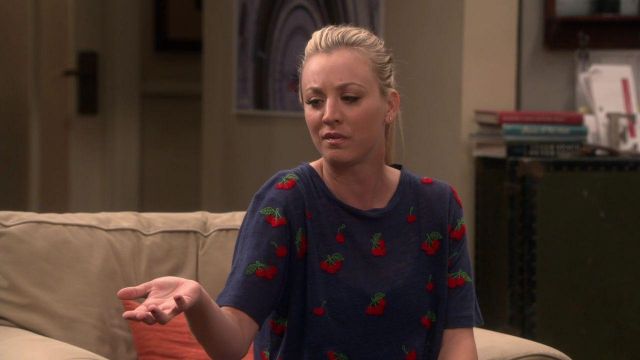 The t-shirt-blue Banner Day printed cherry Penny Hofstadter (Kaley Cuoco) in The Big bang Theory S11E10