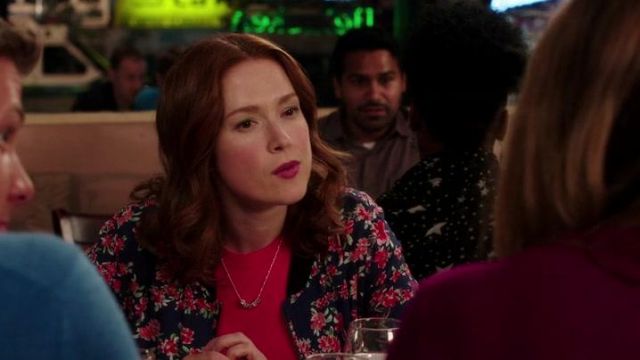 Le bomber à fleurs de Kimberly Schmidt (Ellie Kemper) dans Unbreakable Kimmy Schmidt S01E05