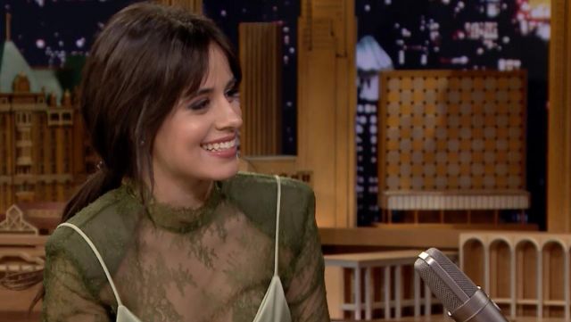 Le top en dentelle vert de Camila Cabello dans The Tonight Show starring Jimmy Fallon
