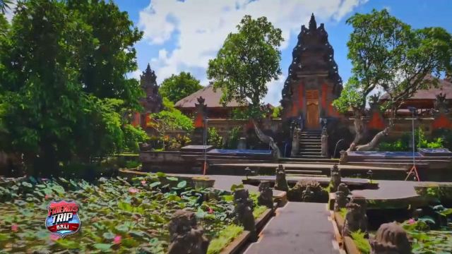 The temple Pura Taman Saraswati in Bali in Friends Trip 4