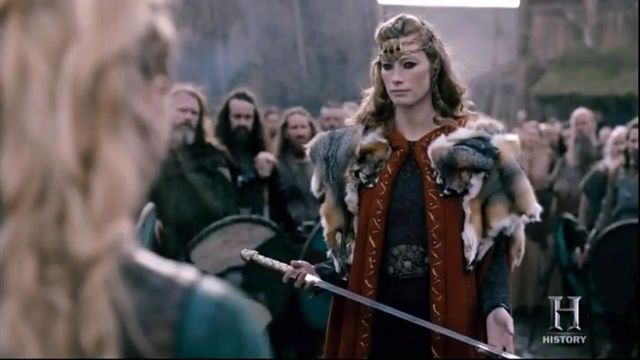 The grey coat in the last scene of Aslaug (Alyssa Sutherland) in the Vikings  S04E14 | Spotern