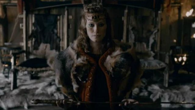 Le manteau en fourrure de la dernière scène d'As­laug (Alyssa Su­ther­land) dans Vi­kings S04E14