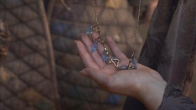 The necklace of Sansa Stark (Sophie Turner) when the poisoning royal in Game of Thrones S04E02