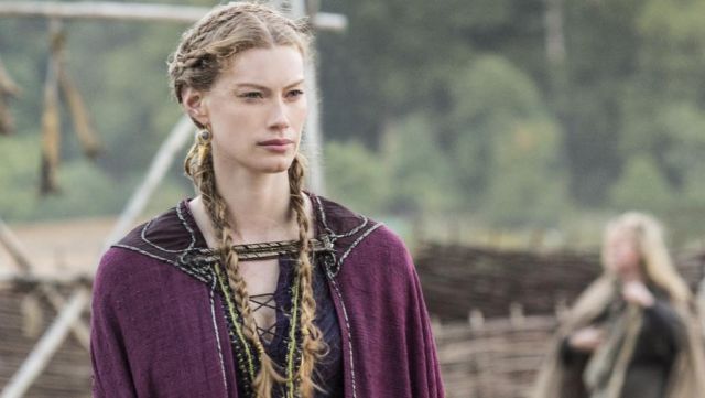 The golden earrings of Aslaug (Alyssa Sutherland) in Vikings S02E01