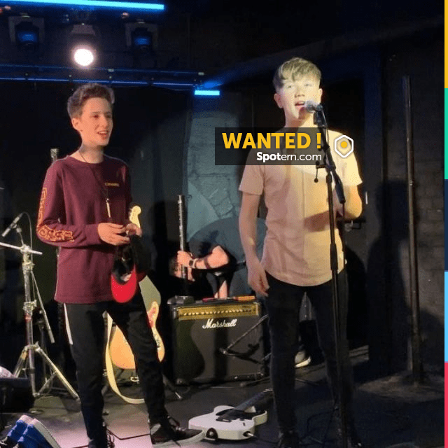 The tshirt beige of Jake Slack member of the group Chaper13 (BGT) on a