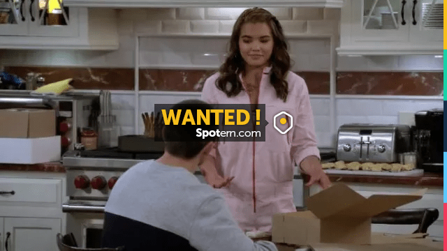 Combinaison rose portée par Alexa Mendoza (Paris Berelc) dans Alexa