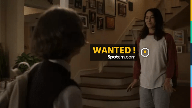 Oversized white raglan t-shirt worn by Izzie Taylor (Fivel Stewart) in ...