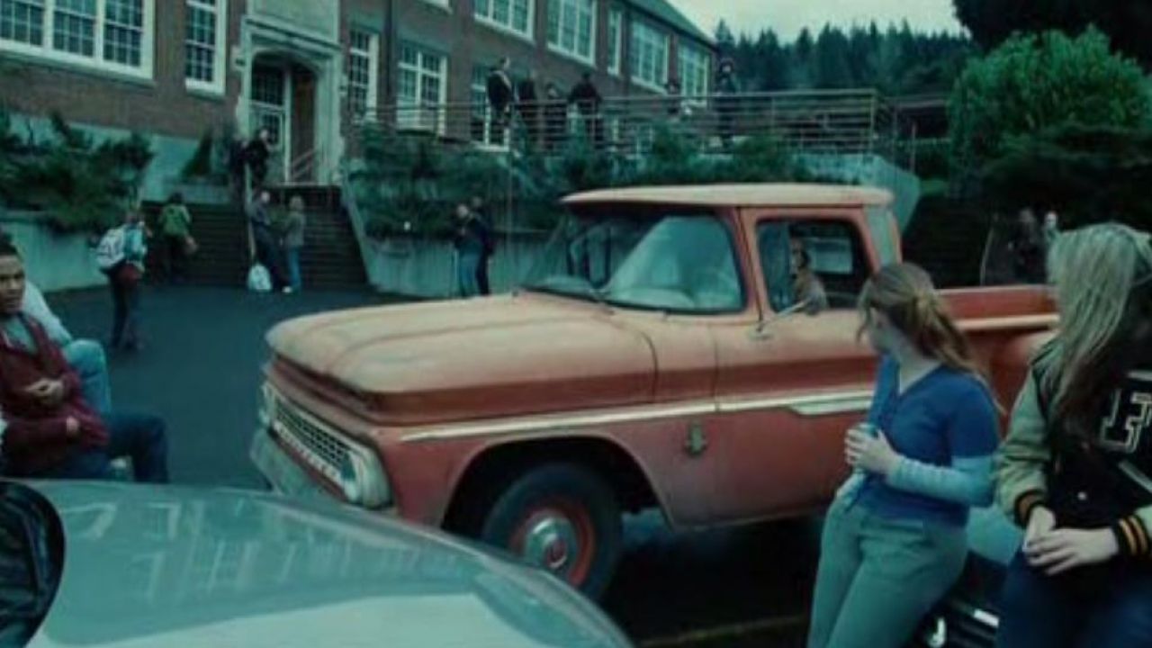 The car of Bella Swan (Kristen Stewart) in Twilight, chapitre 1