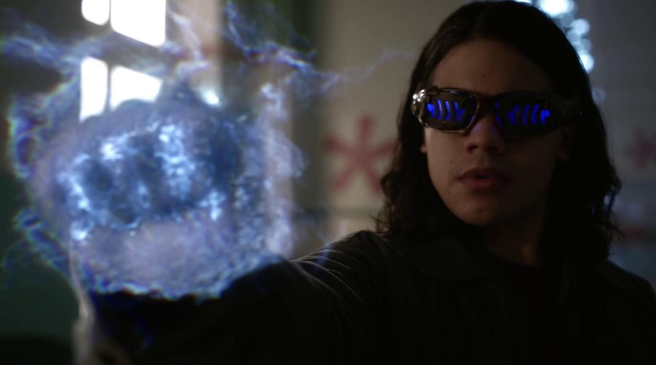 The glasses of Cisco Ramon (Carlos Valdes) in The Flash S02E20 | Spotern