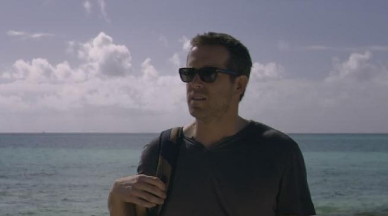 Sunglasses Ryan Reynolds on the beach in SelfLess | Spotern