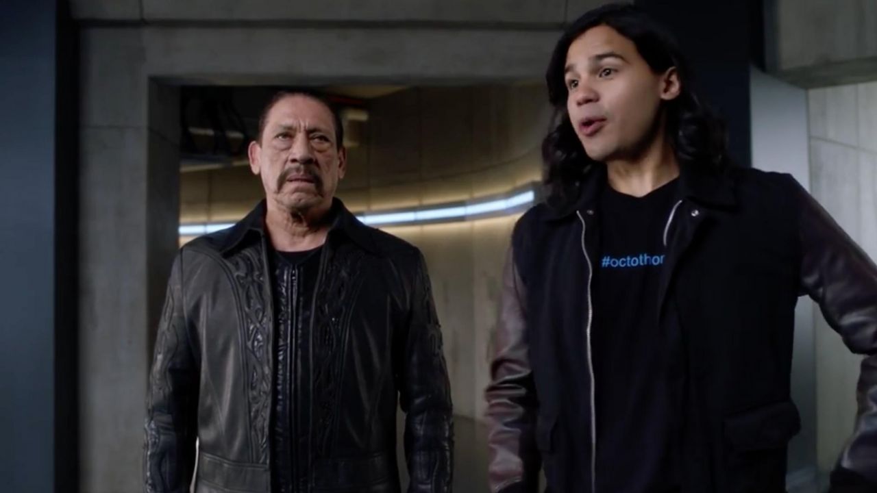 The Leather Jacket Of Breacher Danny Trejo In The Flash S04e04 Spotern 7596