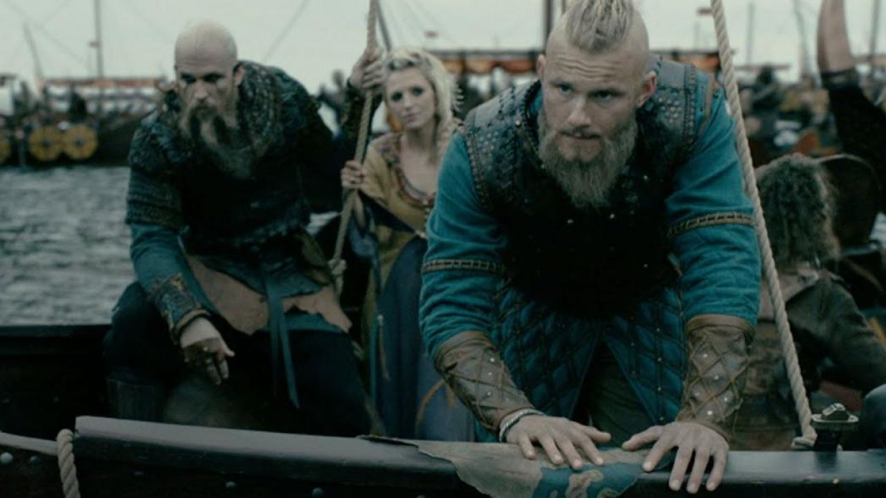 The blue tunics of Björn côtesdefer (Alexander Ludwig) in Vikings S05E01 Spotern