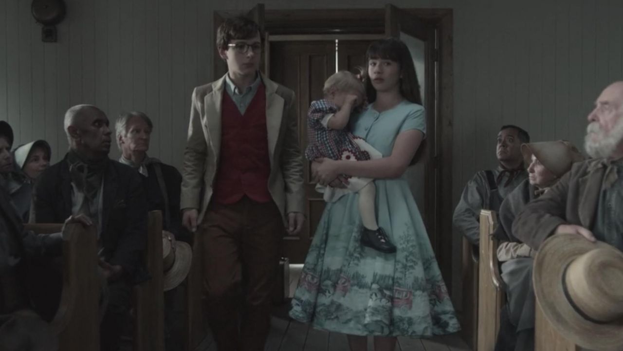 Dress worn by Violette Baudelaire (Malina Weissman) as seen in Lemony ...