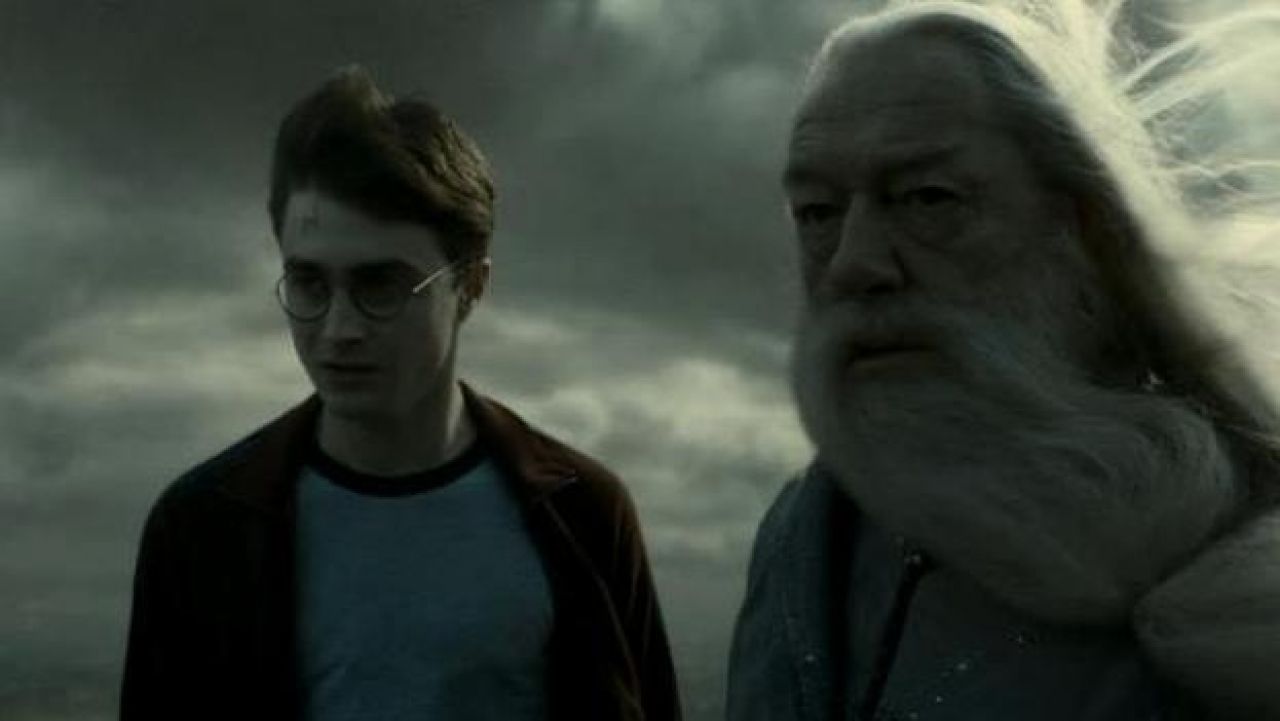 The red jacket Uniqlo worn by Harry Potter (Daniel Radcliffe) in Harry