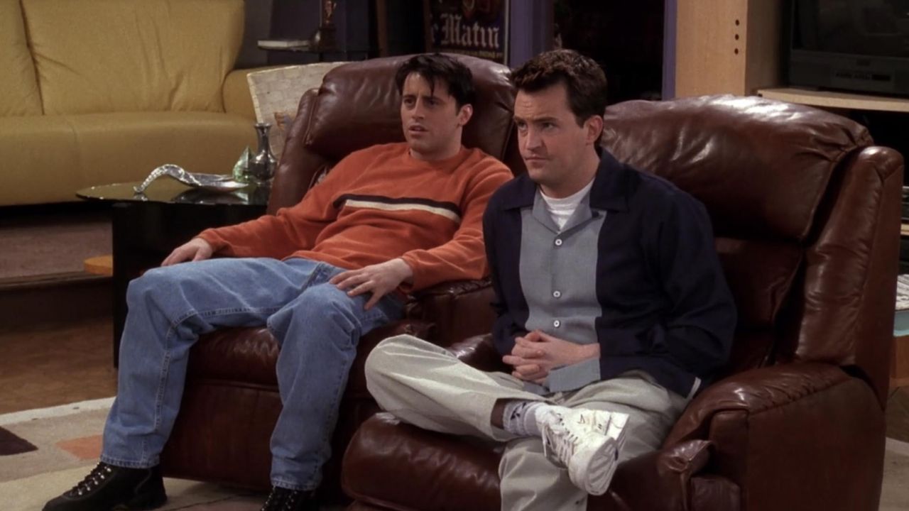 Sneakers white worn by Chandler Bing (Matthew Perry) in Friends S04E19 ...