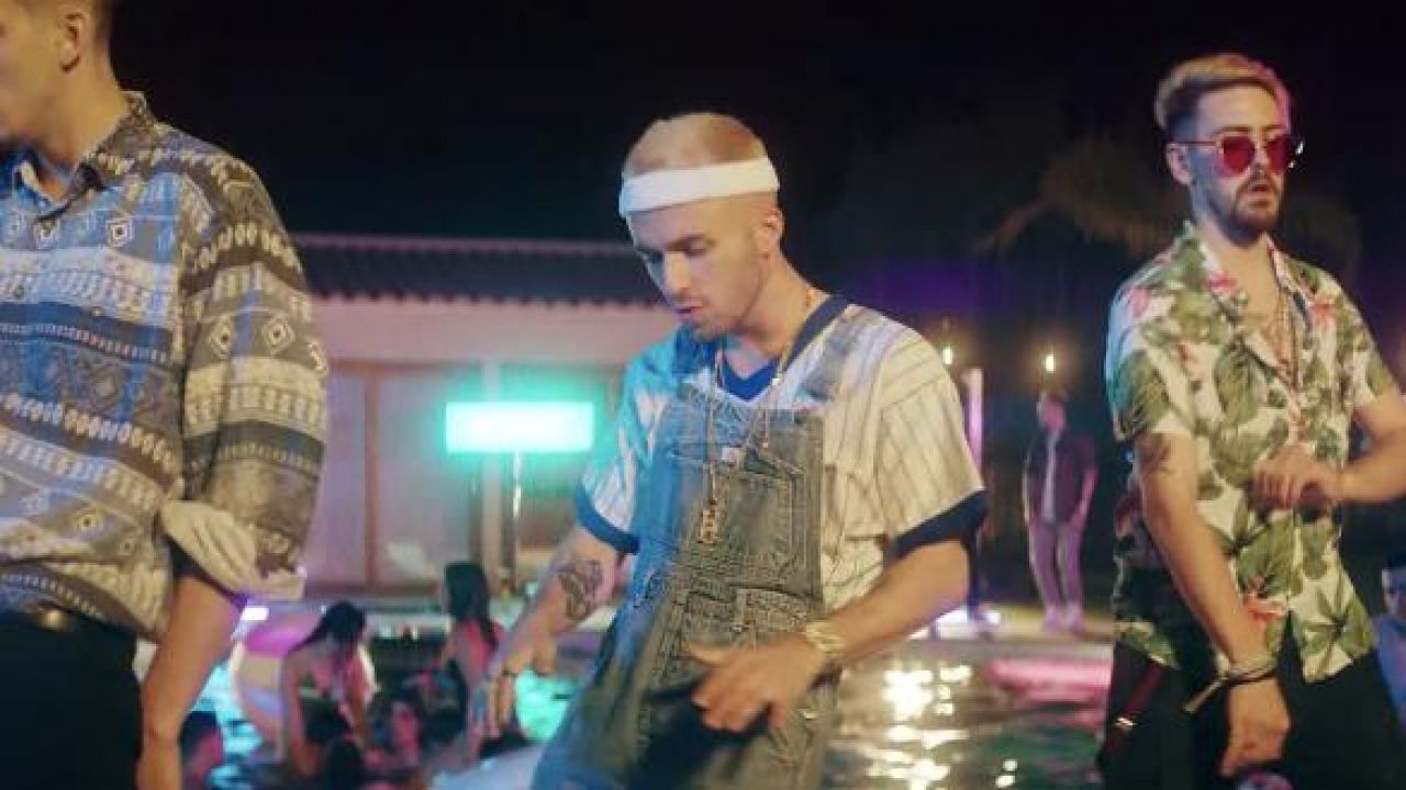 The overalls of jean worn by Squeezie in her clip Bye Bye feat. Joyca ...