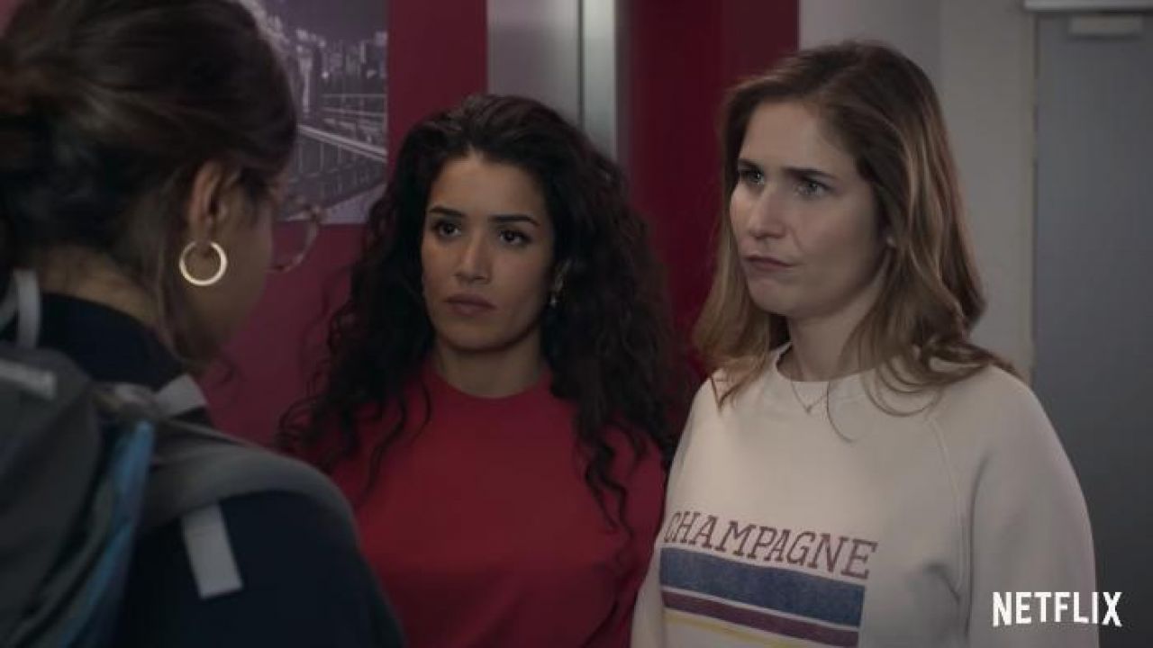 Films Et Séries Tv Avec Joséphine Draï Le sweatshirt champagne de Emilie (Joséphine Draï) dans Plan Cœur