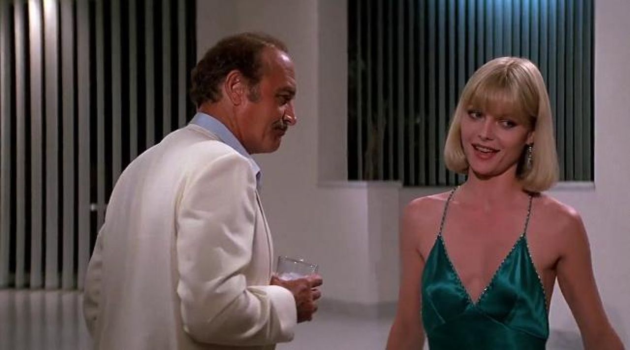 El vestido de seda verde de Elvira (Michelle Pfeiffer) en la película Scarf...