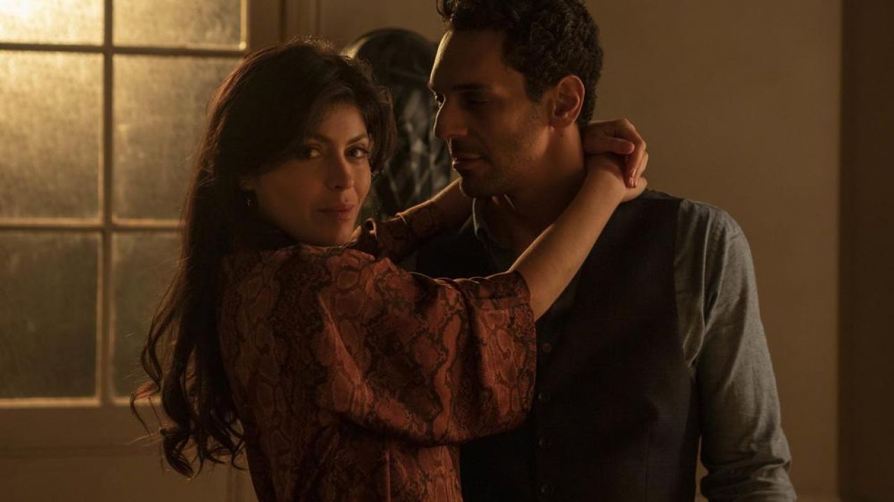 Pourquoi Maya A Tué La Femme De Balthazar La blouse orange foncé à imprimés de Maya (Leslie Medina) dans