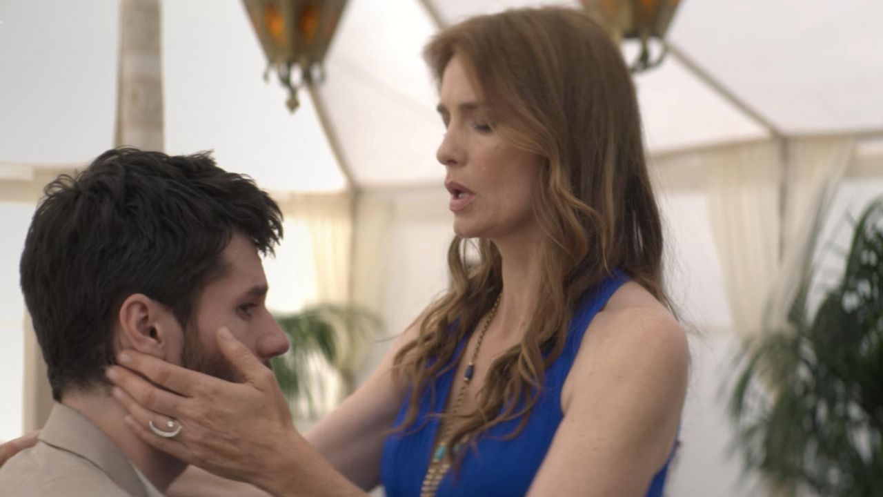 La bague de la mère Quinn, Dottie Quinn (Saf­fron Bur­rows) dans la série YOU (S02E05) Spotern