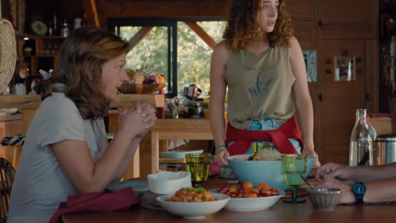 Camille Aguilar Films Et Programmes Tv Le débardeur vert kaki de Camille (Camille Aguilar) dans Papi Sitter