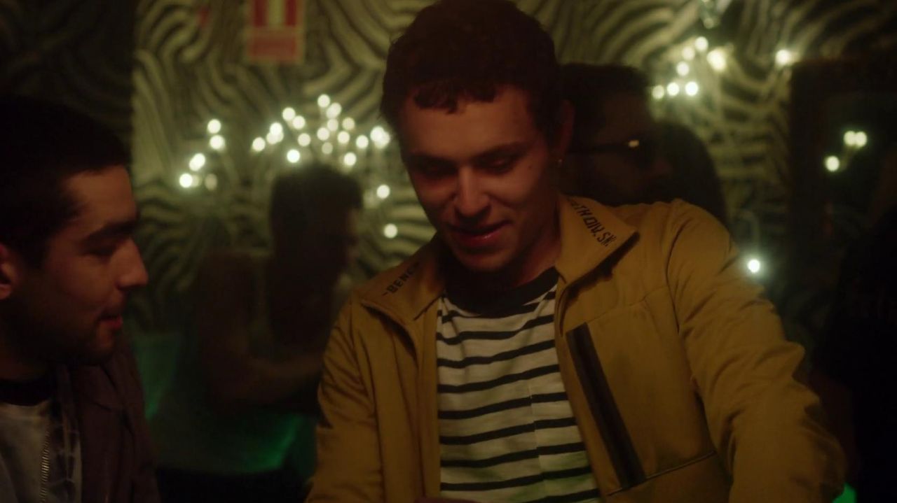 Est Ce Que Ander Meurt Dans Elite La veste beige portée par Ander (Arón Piper) dans Élite (Saison 1