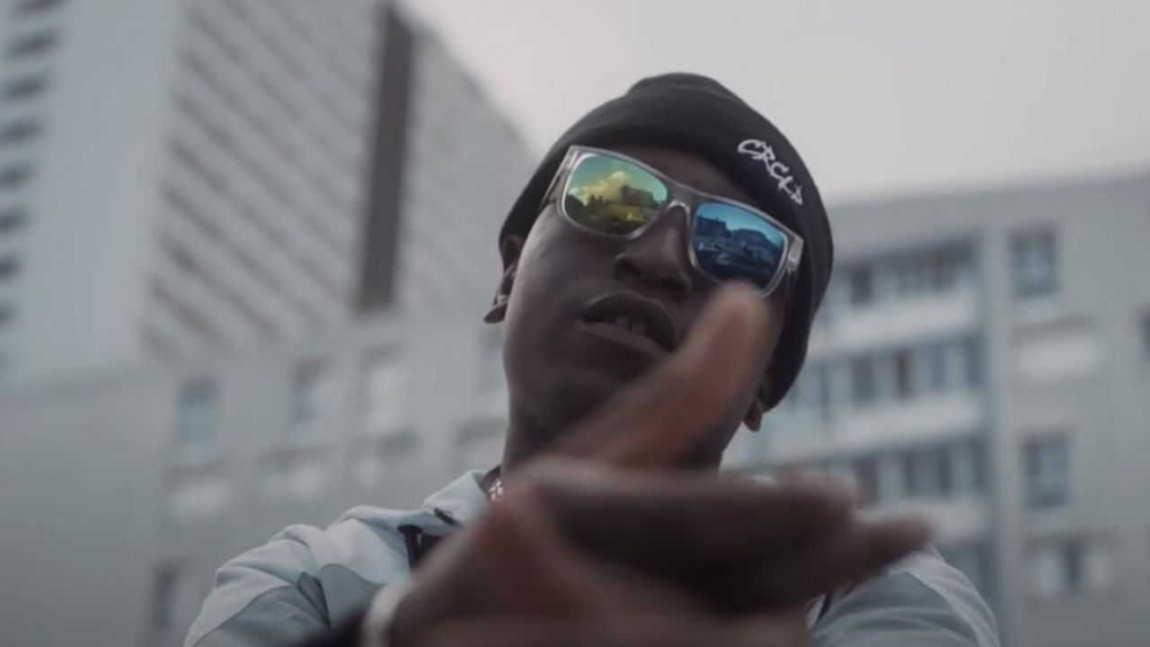 Les de soleil bicolores portées par Ids Cristalean dans le clip C’est rien c’est la