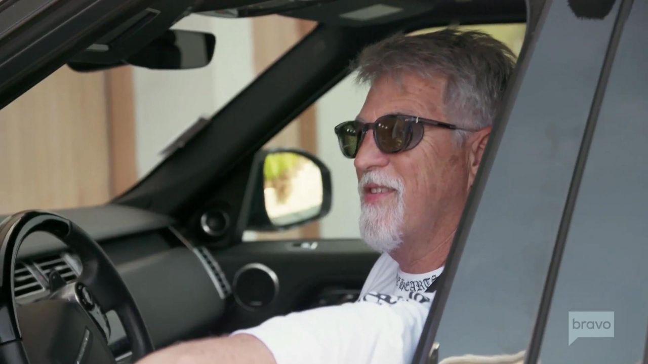 Black sunglasses worn by Scott Gillen in Million Dollar Listing Los