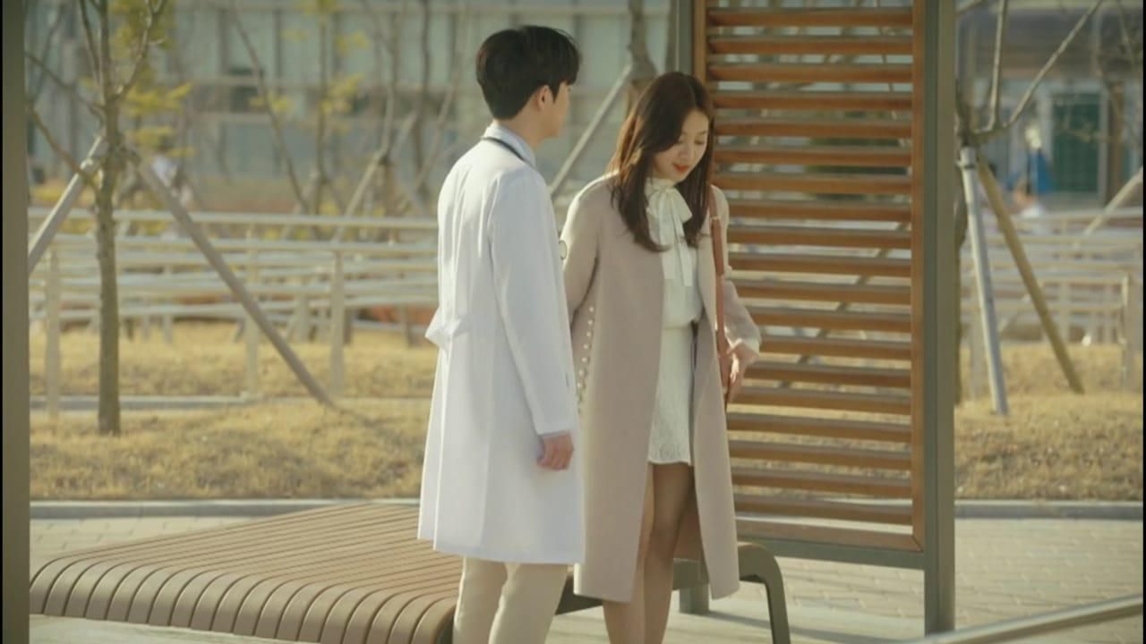 Trench-coat de Jo Hee-ji (Seol In-ah) dans Strong Woman Do Bong Soon