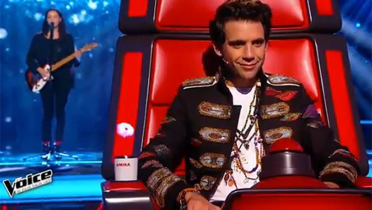 Гудящий голос. Mika Voice France. Mika певец 2023. Итальянское шоу голос.